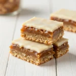 Frisch gebackene Lebkuchen Bars mit Zuckerguss auf einem Holzbrett